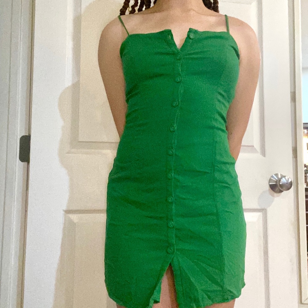 green button up dress!